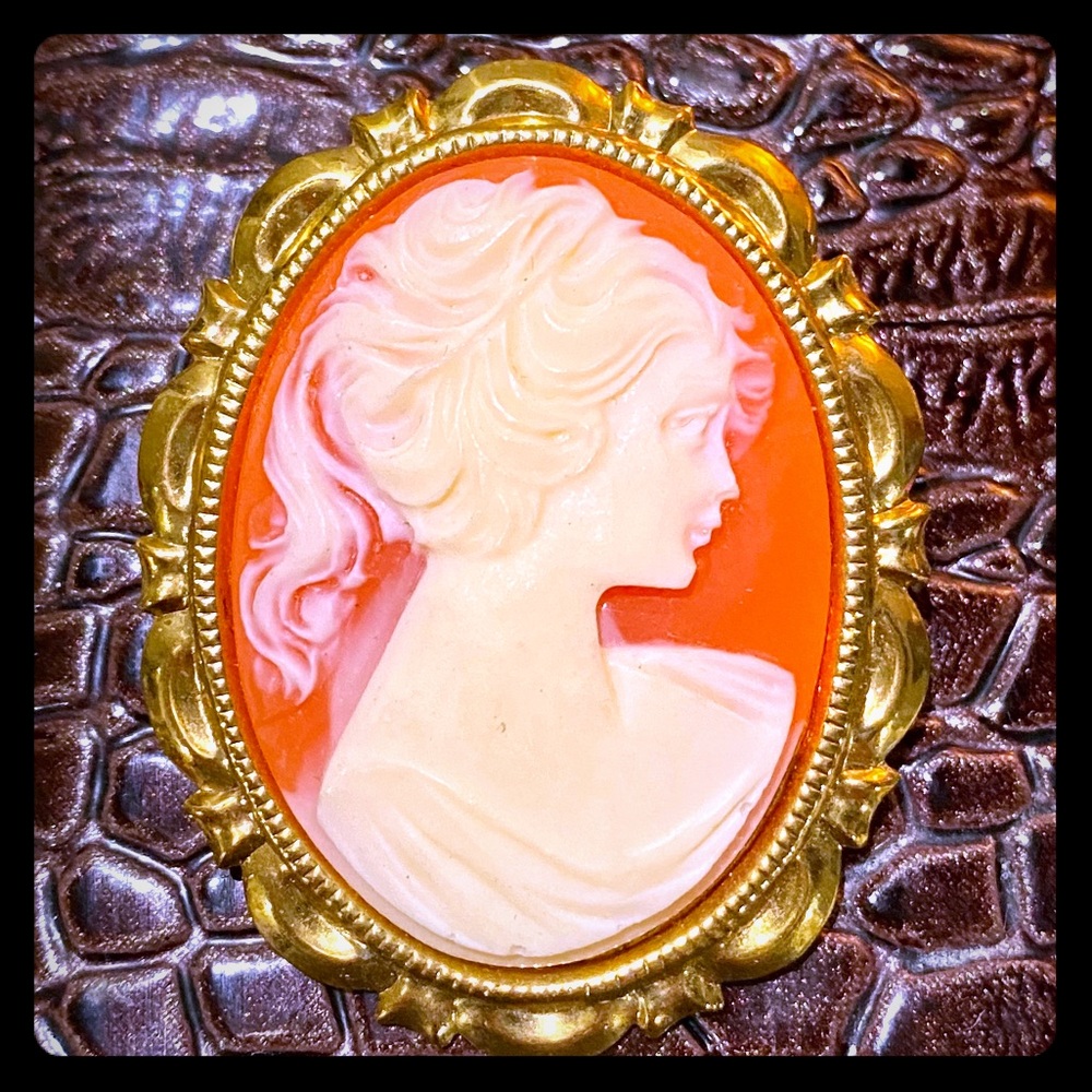 VINTAGE CAMEO GOLD BROOCH